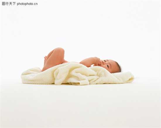 揭秘：三个月大的婴儿何总是醒着不睡觉？